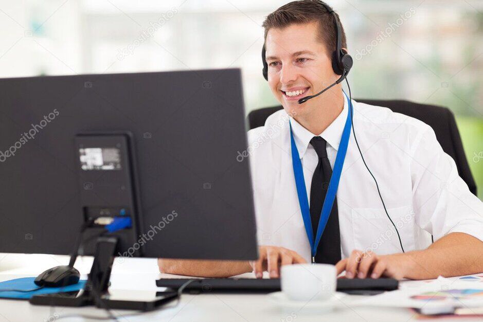 IT support specialist assisting employee